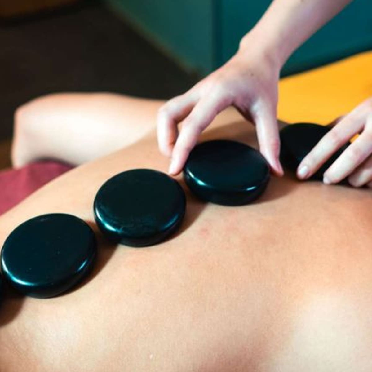 Cắt Gội & Massage Đấm Lưng, Cổ Vai Gáy Bằng Đá Nóng