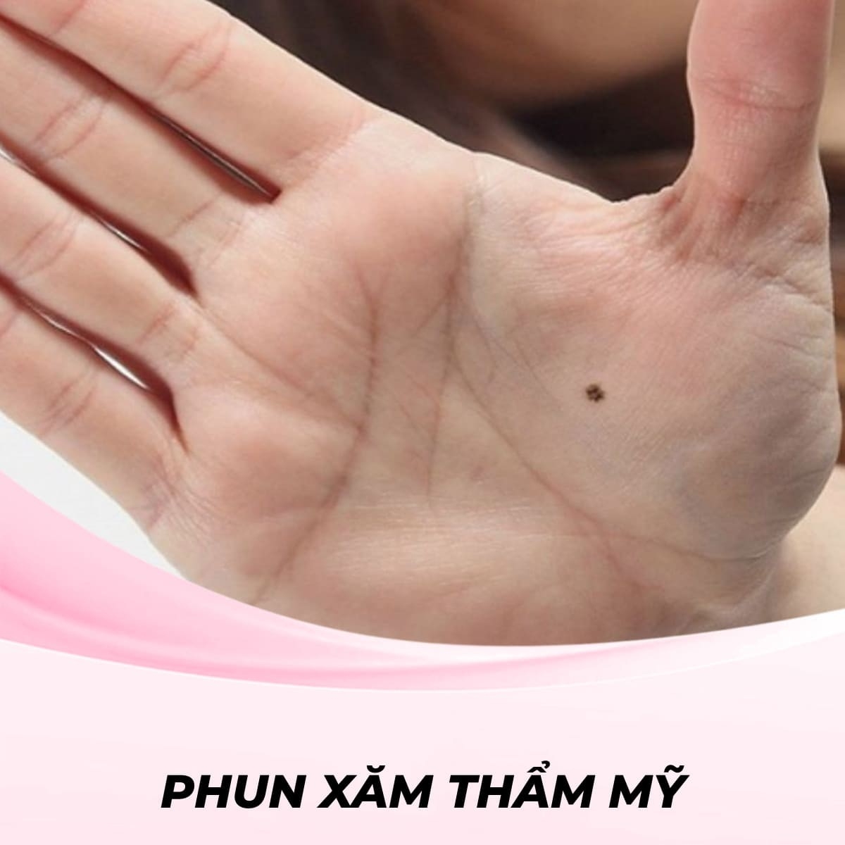 Tạo nốt ruồi ở lòng bàn tay phải bằng phương pháp phun thêu