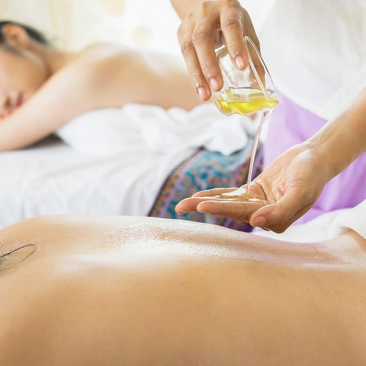 Massage body bằng tinh dầu giảm béo - 1 buổi trải nghiệm