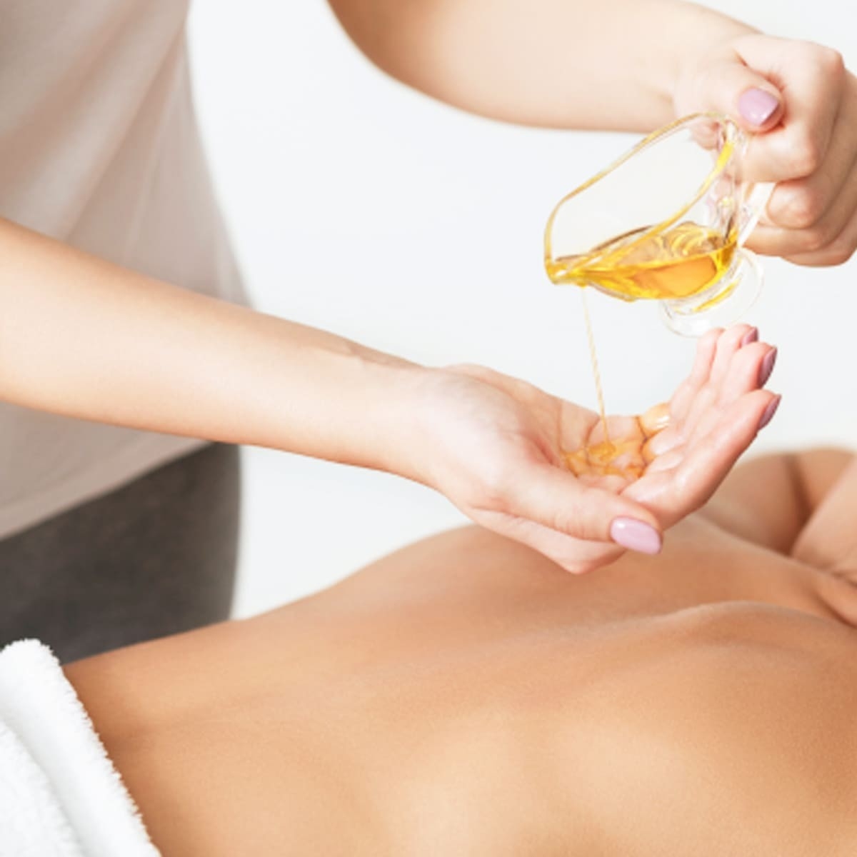 Massage body thư giãn tinh dầu thảo dược