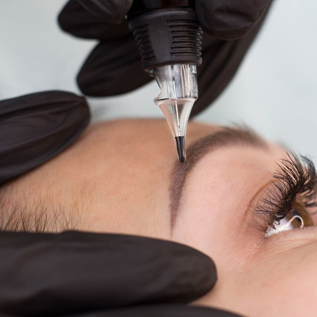 Dịch vụ nhuộm và tỉa lông mày kèm thuốc đắp đặc biệt